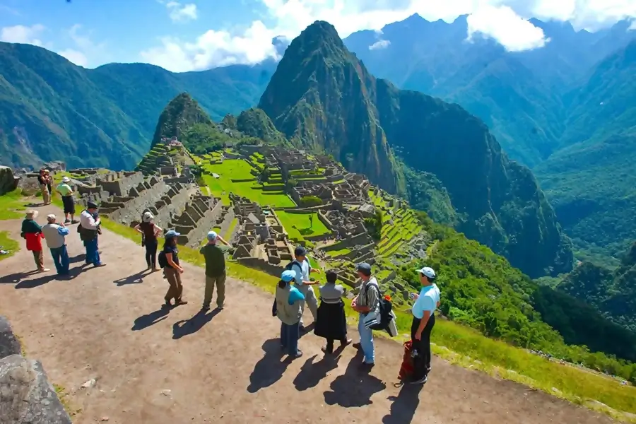 personas disfrutando de machu picchu, una de las maravillas del mundo