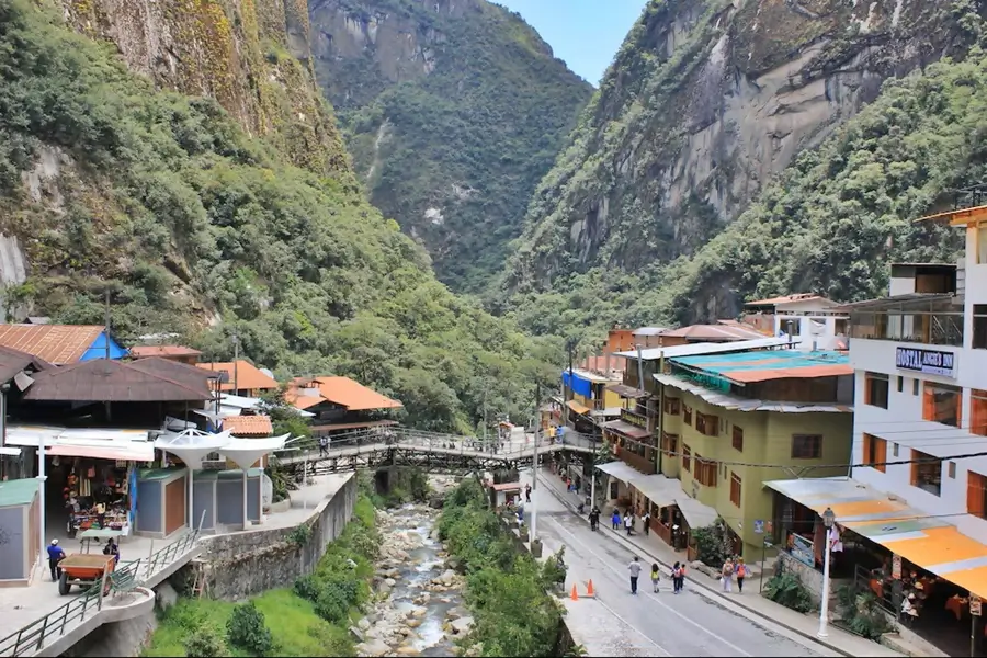 personas bloqueando el paso para visitar machu picchu
