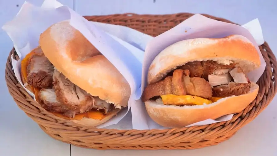 dos panes con chicharron en una canastilla