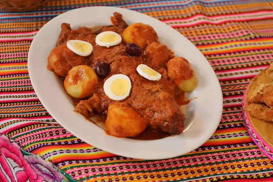 se muestra un plato tipico de peru llamado el picante de cuy