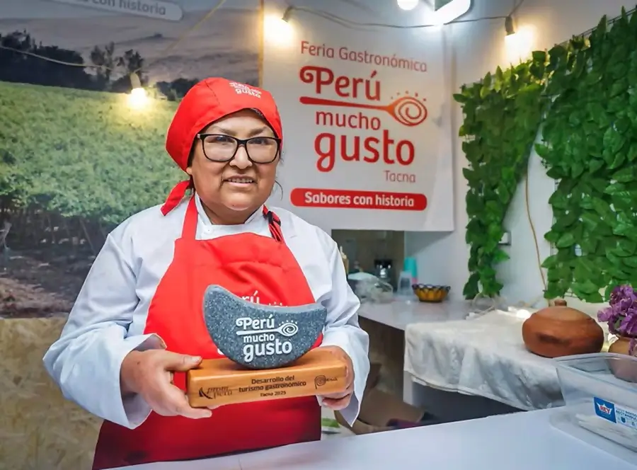 una persona mostrando su condecoracion por participar en una feria