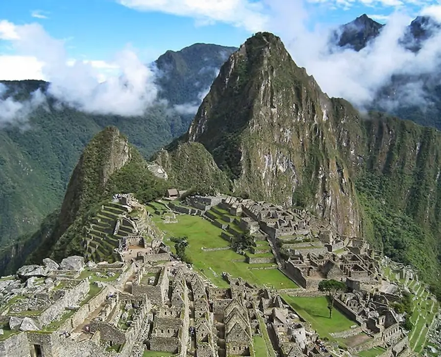 Vista panorámica de las ruinas de Machu Picchu con el Huayna Picchu al fondo.