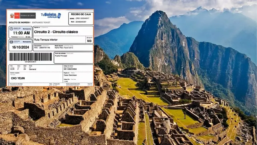 Vista panorámica de Machu Picchu con boleto de ingreso superpuesto.