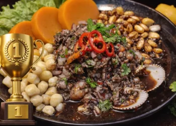 Tradicional cebiche de conchas negras de Tumbes acompañado de choclo y mariscos