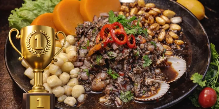 Tradicional cebiche de conchas negras de Tumbes acompañado de choclo y mariscos