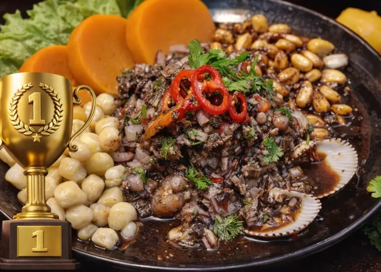 Tradicional cebiche de conchas negras de Tumbes acompañado de choclo y mariscos