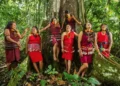 Mujeres de una comunidad nativa amazónica posando juntas en la selva peruana.