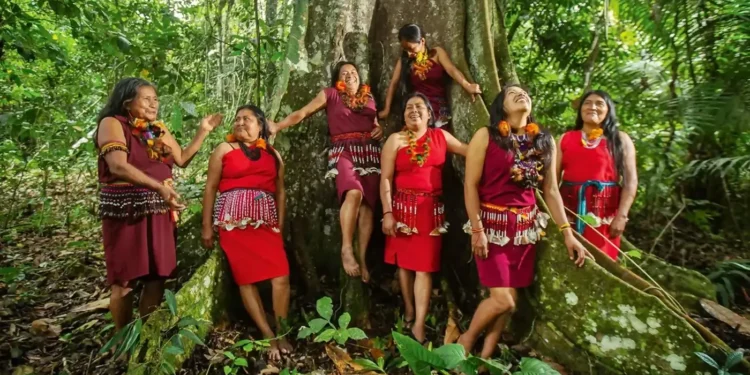 Mujeres de una comunidad nativa amazónica posando juntas en la selva peruana.