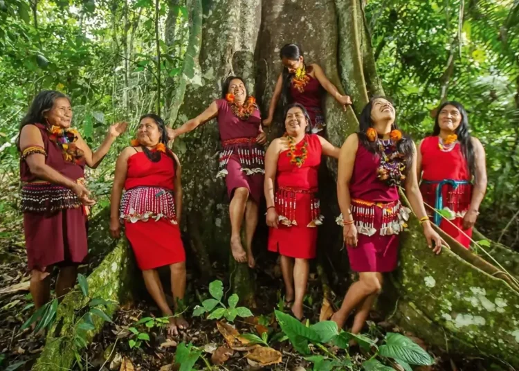 Mujeres de una comunidad nativa amazónica posando juntas en la selva peruana.