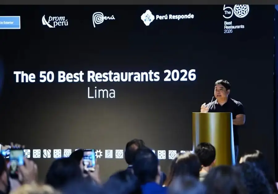Chef Mitsuharu Tsumura 'Micha' exponiendo en la presentación de The 50 Best Lima 2026