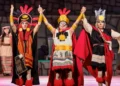 Actores disfrazados de incas representando una comedia en el escenario teatral
