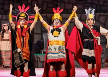 Actores disfrazados de incas representando una comedia en el escenario teatral