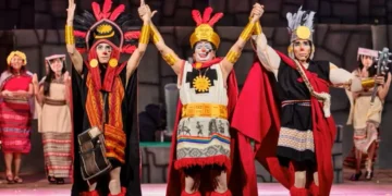 Actores disfrazados de incas representando una comedia en el escenario teatral