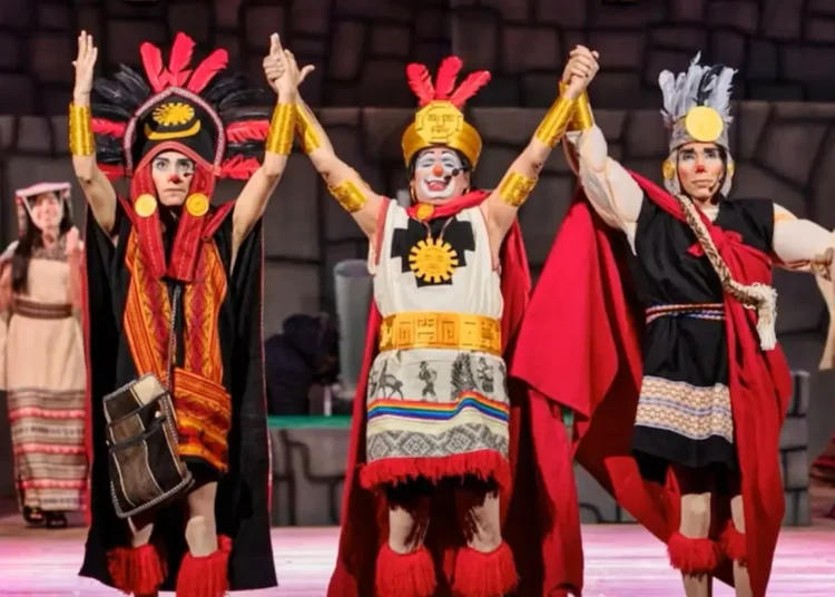 Actores disfrazados de incas representando una comedia en el escenario teatral