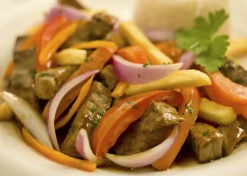 Comidas típicas del Perú: lomo saltado, plato tradicional de la gastronomía peruana