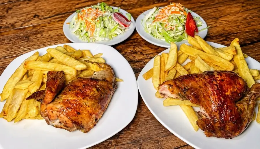 Pollo a la brasa peruano con papas fritas, plato típico de la gastronomía del Perú