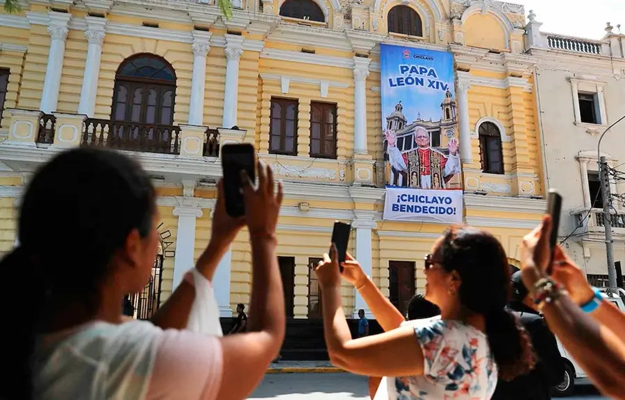 Turismo en Chiclayo, Perú: visitantes frente al Palacio Municipal de Chiclayo