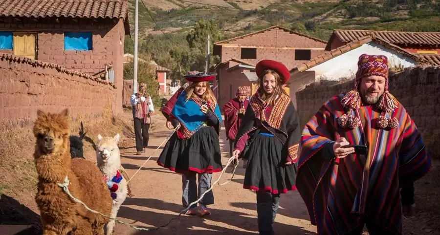 Turismo vivencial en Perú: cultura andina, tradiciones y experiencias con llamas
