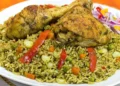 Delicioso plato de arroz con pollo peruano acompañado de presa dorada y salsa criolla para el almuerzo.