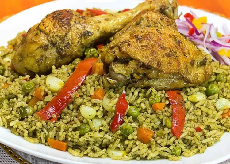 Delicioso plato de arroz con pollo peruano acompañado de presa dorada y salsa criolla para el almuerzo.