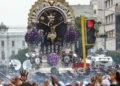 Procesión del Señor de los Milagros en el centro de Lima tras recibir nuevo reconocimiento internacional.