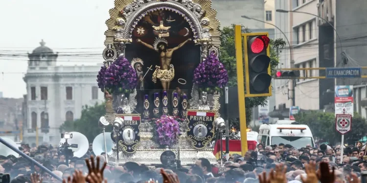 Procesión del Señor de los Milagros en el centro de Lima tras recibir nuevo reconocimiento internacional.