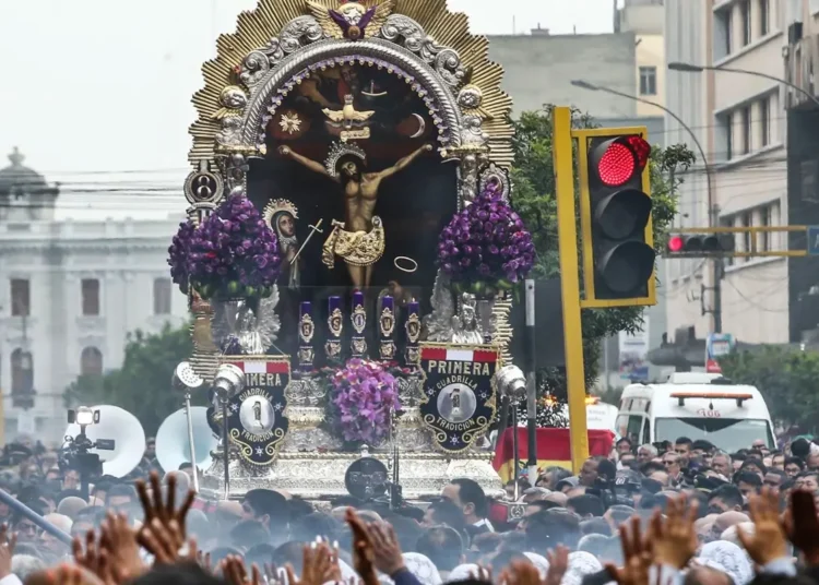 Procesión del Señor de los Milagros en el centro de Lima tras recibir nuevo reconocimiento internacional.
