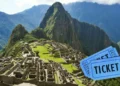 Vista panorámica de la ciudadela de Machu Picchu acompañada de boletos turísticos liberados.
