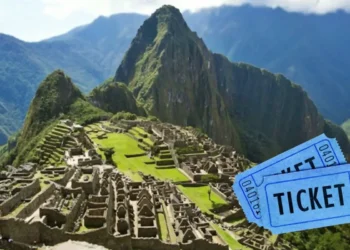 Vista panorámica de la ciudadela de Machu Picchu acompañada de boletos turísticos liberados.