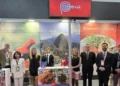 Funcionarios y asistentes reunidos en un estand internacional para la difusión de la cultura y el turismo nacional.