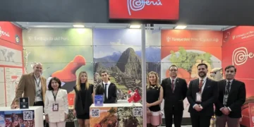 Funcionarios y asistentes reunidos en un estand internacional para la difusión de la cultura y el turismo nacional.